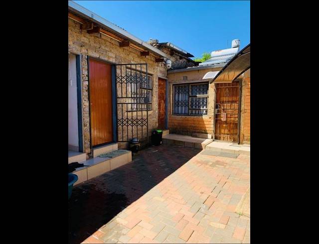 7 BEDROOM HOUSE FOR SALE IN ESSELEN PARK